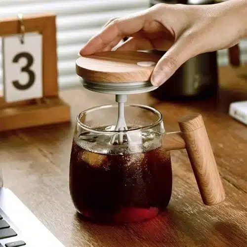 Αδιάβροχη Γυάλινη Κούπα που Ανακατεύεται Μόνη της με Ξύλινο Καπάκι και Λαβή 400ml Home Theory Αδιάβροχη Γυάλινη Κούπα που Ανακατεύεται Μόνη της με Ξύλινο Καπάκι και Λαβή 400ml Home Theory