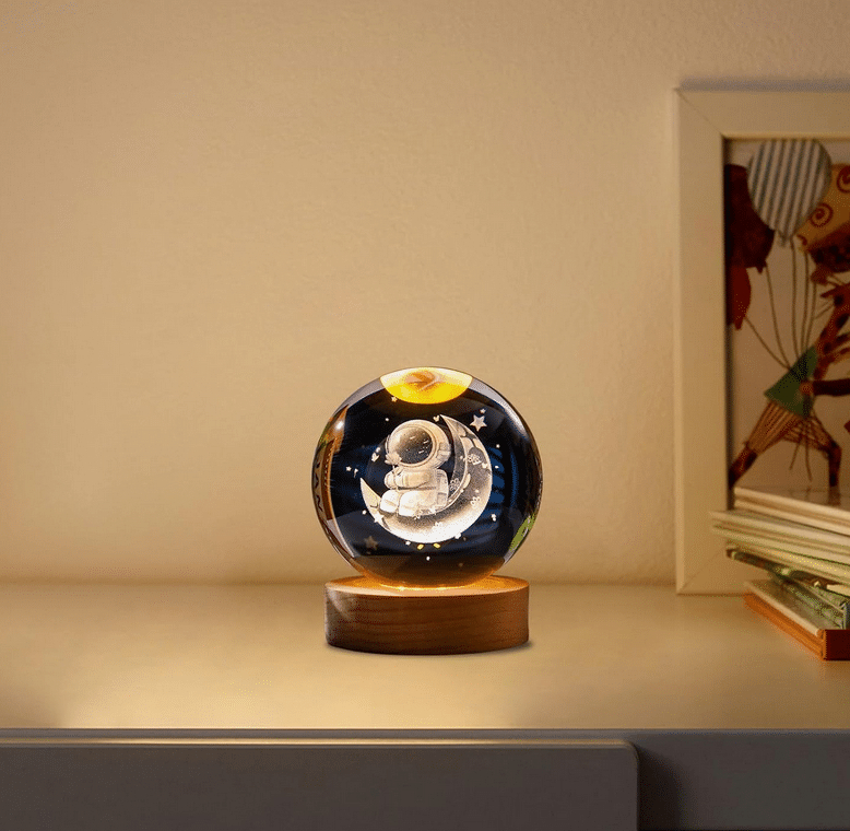Διακοσμητική Κρυστάλλινη Σφαίρα - Φωτιστικό με Αστροναύτη στο Φεγγάρι σε Ξύλινη Βάση και Θερμό Λευκό Φωτισμό LED Διακοσμητική Κρυστάλλινη Σφαίρα - Φωτιστικό με Αστροναύτη στο Φεγγάρι σε Ξύλινη Βάση και Θερμό Λευκό Φωτισμό LED