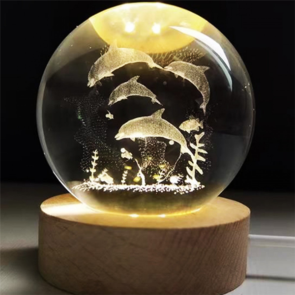 Διακοσμητική Κρυστάλλινη Σφαίρα Φωτιστικό με Χαραγμένα Δελφίνια στη Θάλασσα με Ξύλινη Βάση και Θερμό Λευκό Φωτισμό LED Διακοσμητική Κρυστάλλινη Σφαίρα Φωτιστικό με Χαραγμένα Δελφίνια στη Θάλασσα με Ξύλινη Βάση και Θερμό Λευκό Φωτισμό LED
