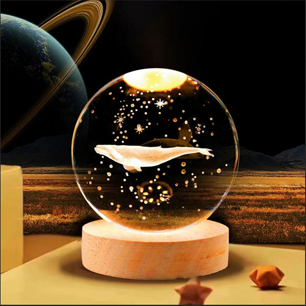 Διακοσμητική Κρυστάλλινη Σφαίρα- Φωτιστικό με Χαραγμένη Φάλαινα στη Θάλασσα με Ξύλινη Βάση και Θερμό Λευκό Φωτισμό LED Διακοσμητική Κρυστάλλινη Σφαίρα- Φωτιστικό με Χαραγμένη Φάλαινα στη Θάλασσα με Ξύλινη Βάση και Θερμό Λευκό Φωτισμό LED