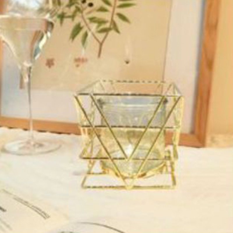 Διακοσμητικό Επιτραπέζιο Κηροπήγιο 10x10cm – Χρυσό Διακοσμητικό Επιτραπέζιο Κηροπήγιο 10x10cm – Χρυσό