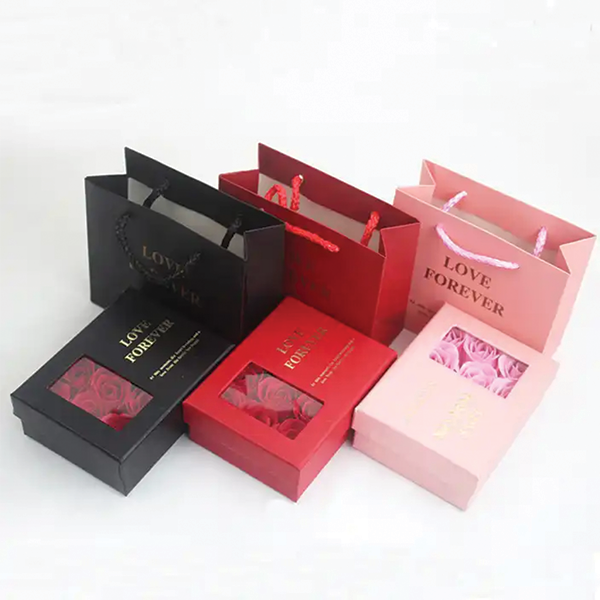 Δώρο Αγίου Βαλεντίνου Κόκκινα Τριαντάφυλλα σε Κουτί Δώρου με Θήκη για Κόσμημα και Τσαντάκι 13x9.5x4.5cm 6τμχ Δώρο Αγίου Βαλεντίνου Κόκκινα Τριαντάφυλλα σε Κουτί Δώρου με Θήκη για Κόσμημα και Τσαντάκι 13x9.5x4.5cm 6τμχ