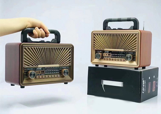 Επαναφορτιζόμενο Φορητό Επιτραπέζιο Vintage Ραδιόφωνο με USB / Bluetooth / AUX / SD Card & Βάση Κινητού Καφέ Επαναφορτιζόμενο Φορητό Επιτραπέζιο Vintage Ραδιόφωνο με USB / Bluetooth / AUX / SD Card & Βάση Κινητού Καφέ