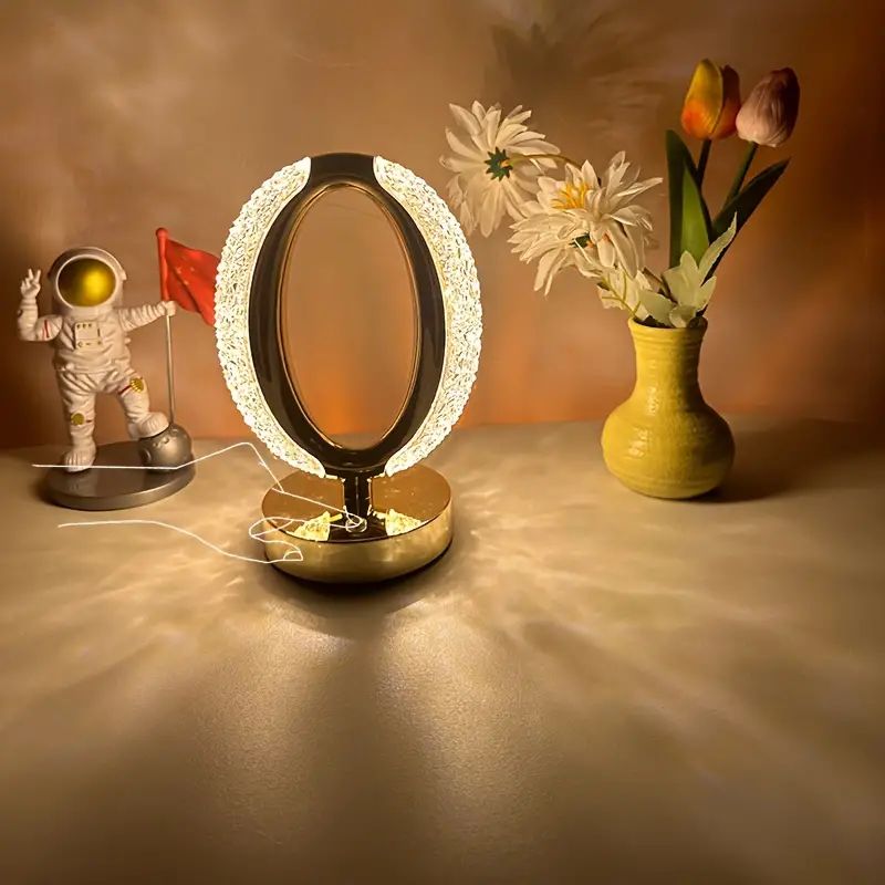 Επαναφορτιζόμενο LED Διακοσμητικό Όμικρον Φωτιστικό με Εφέ Κρυστάλλου 15x10x17 Επαναφορτιζόμενο LED Διακοσμητικό Όμικρον Φωτιστικό με Εφέ Κρυστάλλου 15x10x17