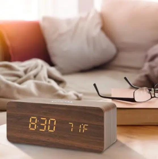 Επιτραπέζιο Ξύλινο Ρολόι – Ξυπνητήρι με Ασύρματη Φόρτιση Κινητού και Ανιχνευτή Κίνησης – Καφέ Επιτραπέζιο Ξύλινο Ρολόι – Ξυπνητήρι με Ασύρματη Φόρτιση Κινητού και Ανιχνευτή Κίνησης – Καφέ