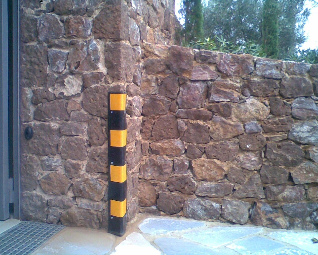 Γωνιά Προστασίας από Ελαστικό Στρογγυλεμένης Ακμής Πάχους 20mm Γωνιά Προστασίας από Ελαστικό Στρογγυλεμένης Ακμής Πάχους 20mm