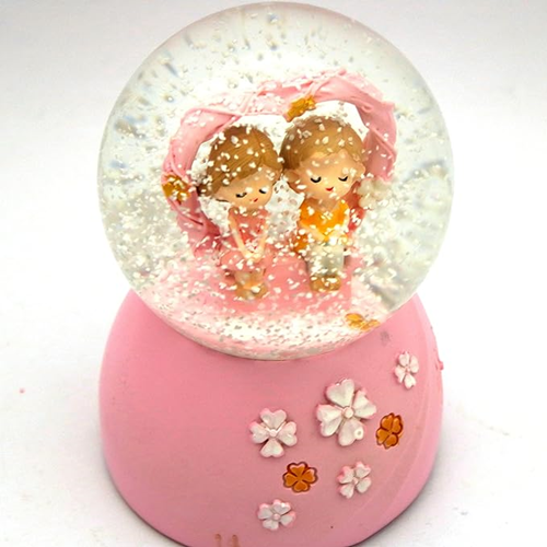 Γυάλινη Χιονόμπαλα με Καρδιά και Δύο Ανθρωπάκια σε Ροζ Χρώμα 8x12cm Γυάλινη Χιονόμπαλα με Καρδιά και Δύο Ανθρωπάκια σε Ροζ Χρώμα 8x12cm