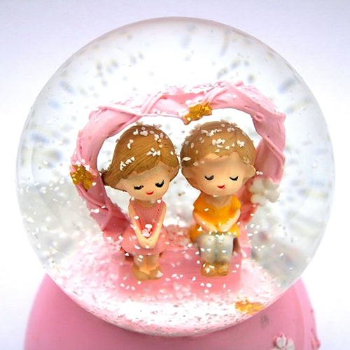 Γυάλινη Χιονόμπαλα με Καρδιά και Δύο Ανθρωπάκια σε Ροζ Χρώμα 8x12cm Γυάλινη Χιονόμπαλα με Καρδιά και Δύο Ανθρωπάκια σε Ροζ Χρώμα 8x12cm