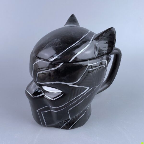 Γυαλιστερή Κούπα MEGA Black Panther - T'Challa King of Wakanda με Καπάκι Χωρητικότητας 420 mL Γυαλιστερή Κούπα MEGA Black Panther - T'Challa King of Wakanda με Καπάκι Χωρητικότητας 420 mL