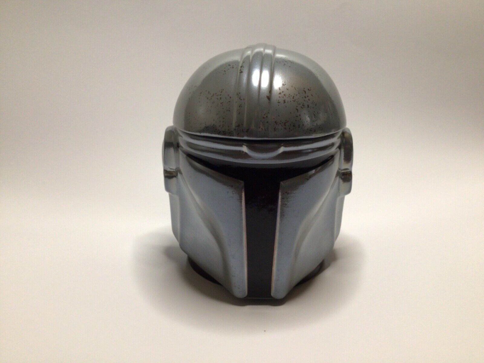 Γυαλιστερή Κούπα Mandalorian's Helmet Star Wars σε Σχήμα Κράνους με Καπάκι MEGA Χωρητικότητας 380 mL