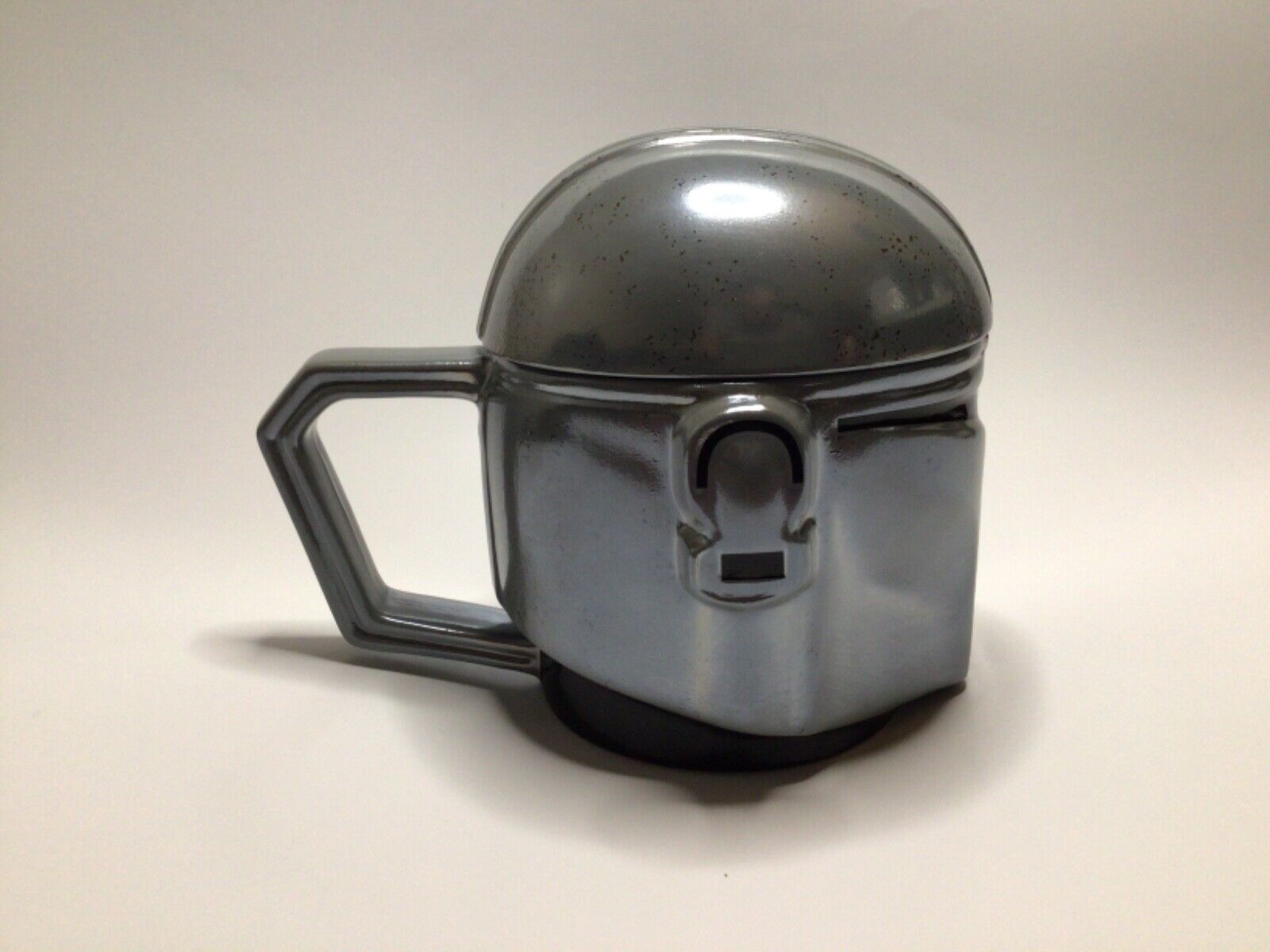 Γυαλιστερή Κούπα Mandalorian's Helmet Star Wars σε Σχήμα Κράνους με Καπάκι MEGA Χωρητικότητας 380 mL