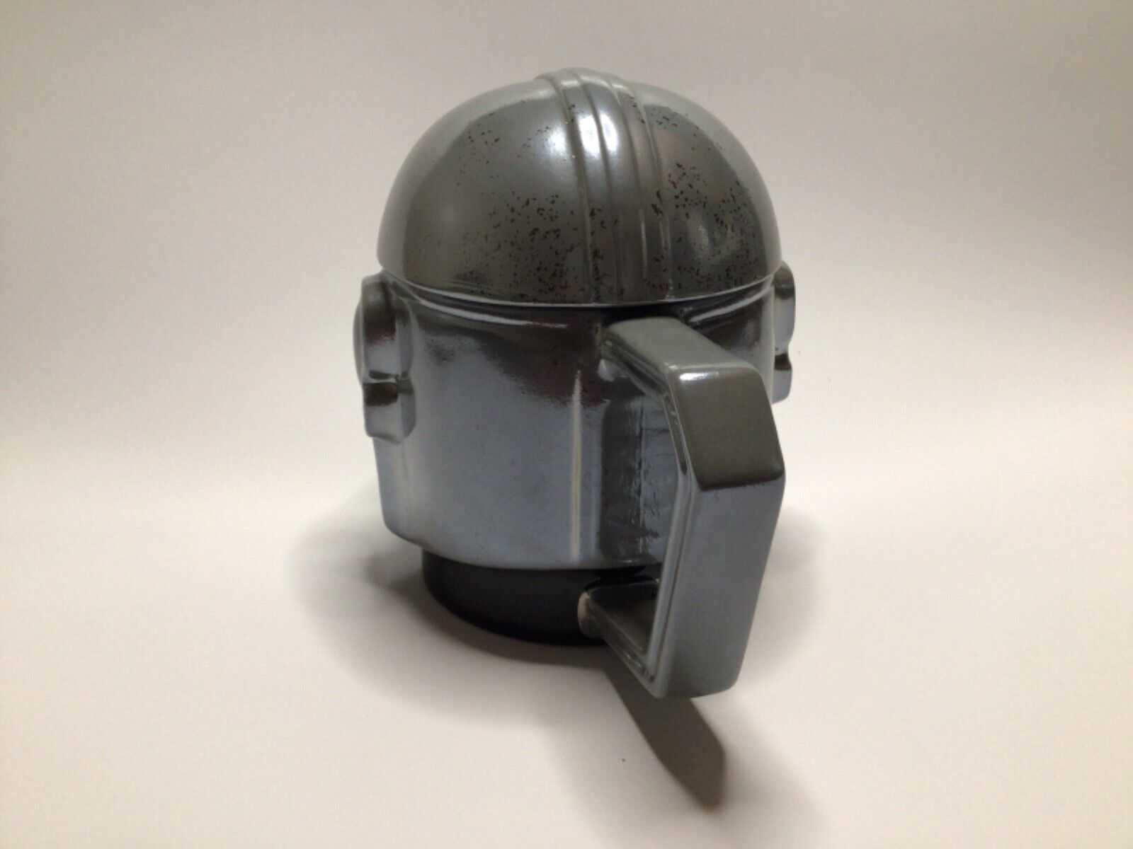 Γυαλιστερή Κούπα Mandalorian's Helmet Star Wars σε Σχήμα Κράνους με Καπάκι MEGA Χωρητικότητας 380 mL