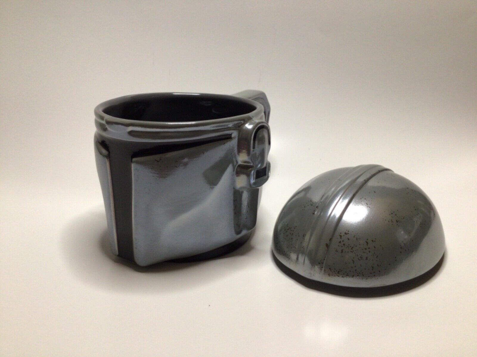 Γυαλιστερή Κούπα Mandalorian's Helmet Star Wars σε Σχήμα Κράνους με Καπάκι MEGA Χωρητικότητας 380 mL