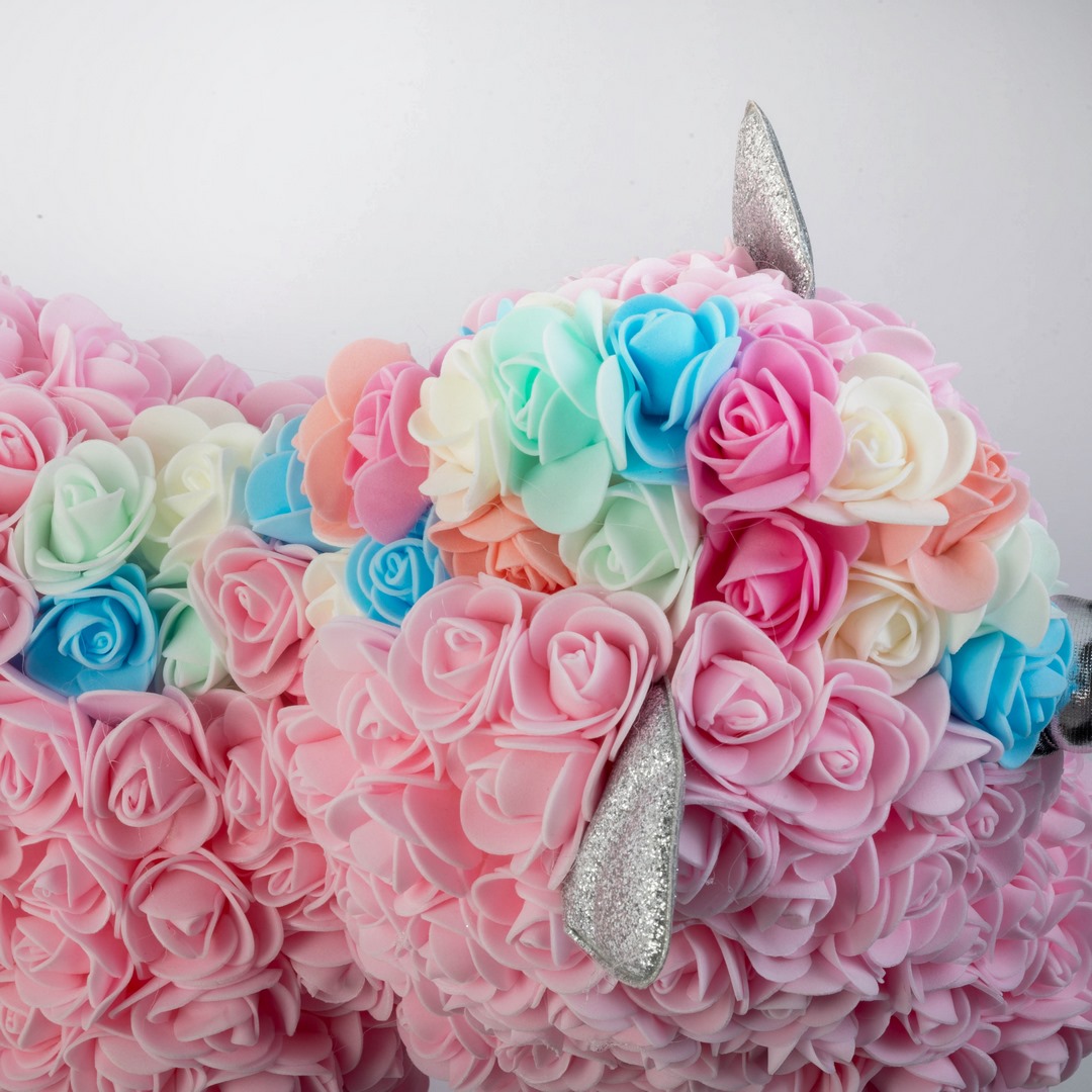 Μονόκερος με Τριανταφυλλάκια σε Συσκευασία Δώρου με Τεχνητά Ροδοπέταλα Μονόκερος με Τριανταφυλλάκια σε Συσκευασία Δώρου με Τεχνητά Ροδοπέταλα