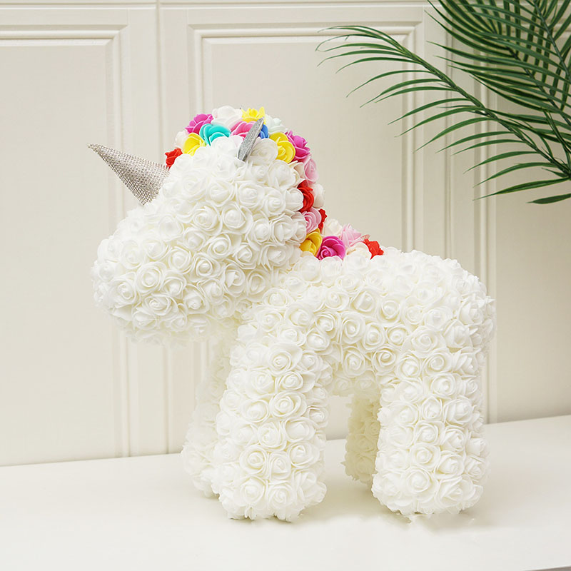 Μονόκερος με Τριανταφυλλάκια σε Συσκευασία Δώρου με Τεχνητά Ροδοπέταλα Μονόκερος με Τριανταφυλλάκια σε Συσκευασία Δώρου με Τεχνητά Ροδοπέταλα