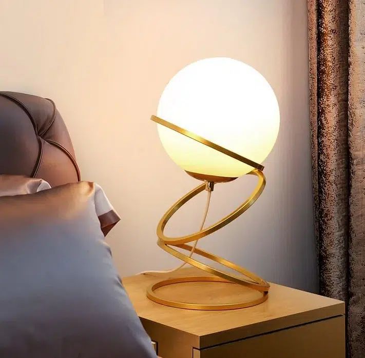 Μοντέρνο Επιτραπέζιο Φωτιστικό από Σφυρήλατο Σίδερο με Γυάλινο Αμπαζούρ και Ρυθμιζόμενο Φως - Χρυσό Μοντέρνο Επιτραπέζιο Φωτιστικό από Σφυρήλατο Σίδερο με Γυάλινο Αμπαζούρ και Ρυθμιζόμενο Φως - Χρυσό