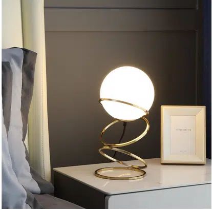 Μοντέρνο Επιτραπέζιο Φωτιστικό από Σφυρήλατο Σίδερο με Γυάλινο Αμπαζούρ και Ρυθμιζόμενο Φως - Χρυσό Μοντέρνο Επιτραπέζιο Φωτιστικό από Σφυρήλατο Σίδερο με Γυάλινο Αμπαζούρ και Ρυθμιζόμενο Φως - Χρυσό