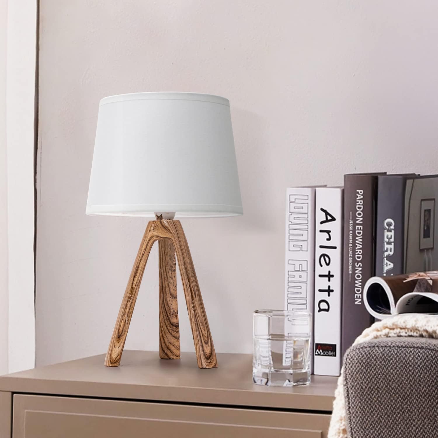 Μοντέρνο Επιτραπέζιο Φωτιστικό – Πορτατίφ για Ντουί E14 40W με Λευκό Καπέλο και Ξύλινη Βάση Aigostar Μοντέρνο Επιτραπέζιο Φωτιστικό – Πορτατίφ για Ντουί E14 40W με Λευκό Καπέλο και Ξύλινη Βάση Aigostar