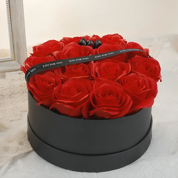 Μπουκέτο με Τεχνητά Κόκκινα Τριαντάφυλλα σε Κουτί με Σχήμα Καρδιάς - 22cm Μπουκέτο με Τεχνητά Κόκκινα Τριαντάφυλλα σε Κουτί με Σχήμα Καρδιάς - 22cm