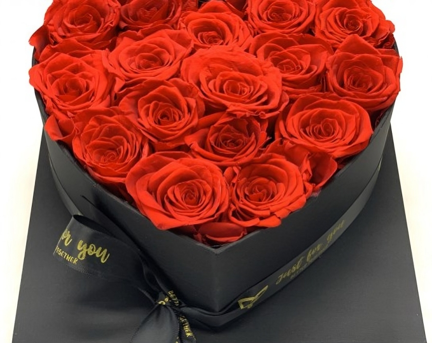 Μπουκέτο με Τεχνητά Κόκκινα Τριαντάφυλλα σε Κουτί με Σχήμα Καρδιάς - 22cm Μπουκέτο με Τεχνητά Κόκκινα Τριαντάφυλλα σε Κουτί με Σχήμα Καρδιάς - 22cm