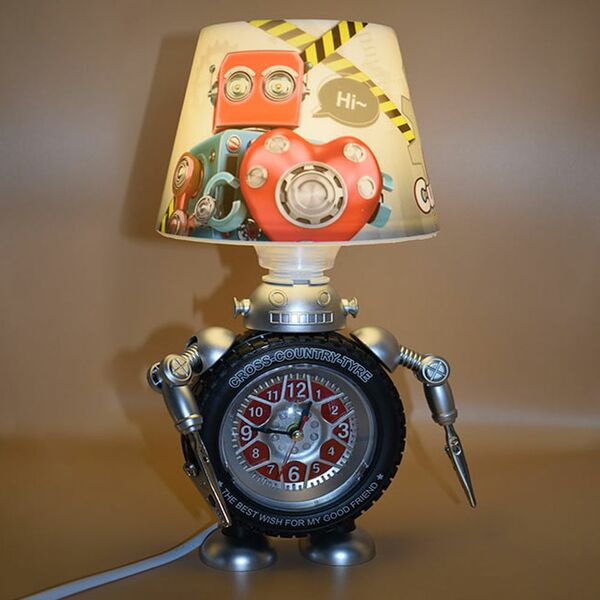Παιδικό Επιτραπέζιο Φωτιστικό – Πορτατίφ με Ρολόι, Γατζάκια και Θερμό Λευκό Φωτισμό σε Σχέδιο Ρομπότ Παιδικό Επιτραπέζιο Φωτιστικό – Πορτατίφ με Ρολόι, Γατζάκια και Θερμό Λευκό Φωτισμό σε Σχέδιο Ρομπότ