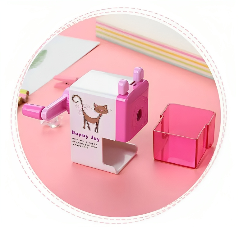 Πλαστική Ξύστρα Μολυβιών Βαρελάκι με Μανιβέλα - Ροζ Γατούλα Πλαστική Ξύστρα Μολυβιών Βαρελάκι με Μανιβέλα - Ροζ Γατούλα