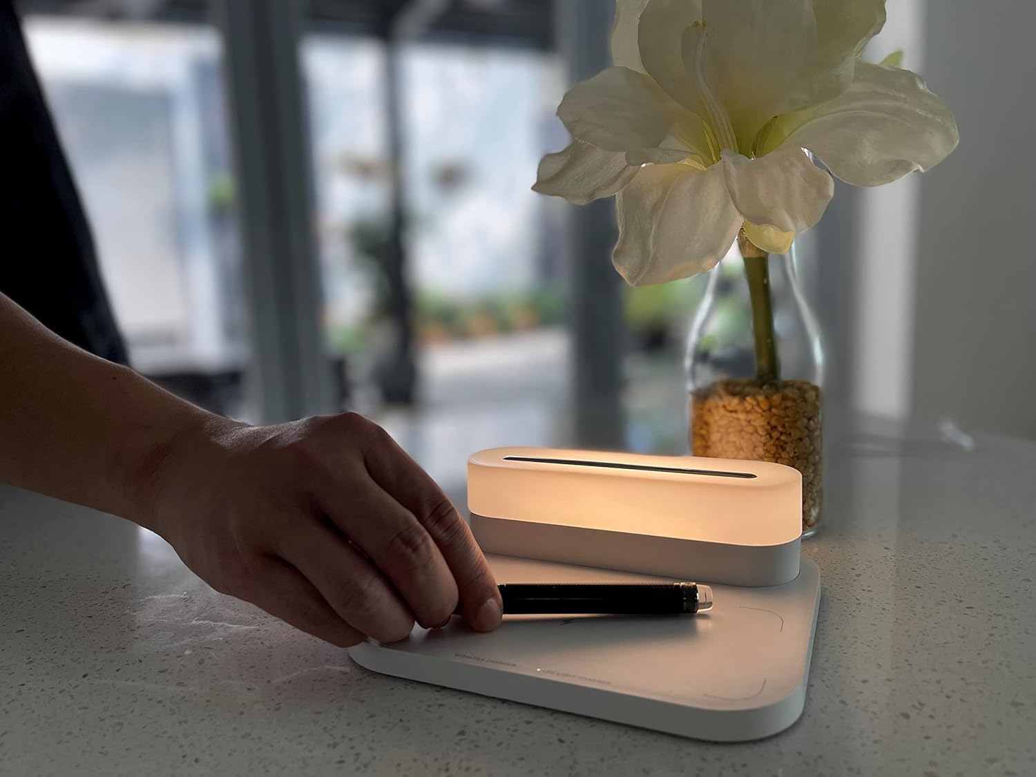 Πολυλειτουργική Βάση Φόρτισης με Αποσπώμενο Μαγνητικό LED και Λειτουργία Απολύμανσης Μικρών Αντικειμένων Πολυλειτουργική Βάση Φόρτισης με Αποσπώμενο Μαγνητικό LED και Λειτουργία Απολύμανσης Μικρών Αντικειμένων