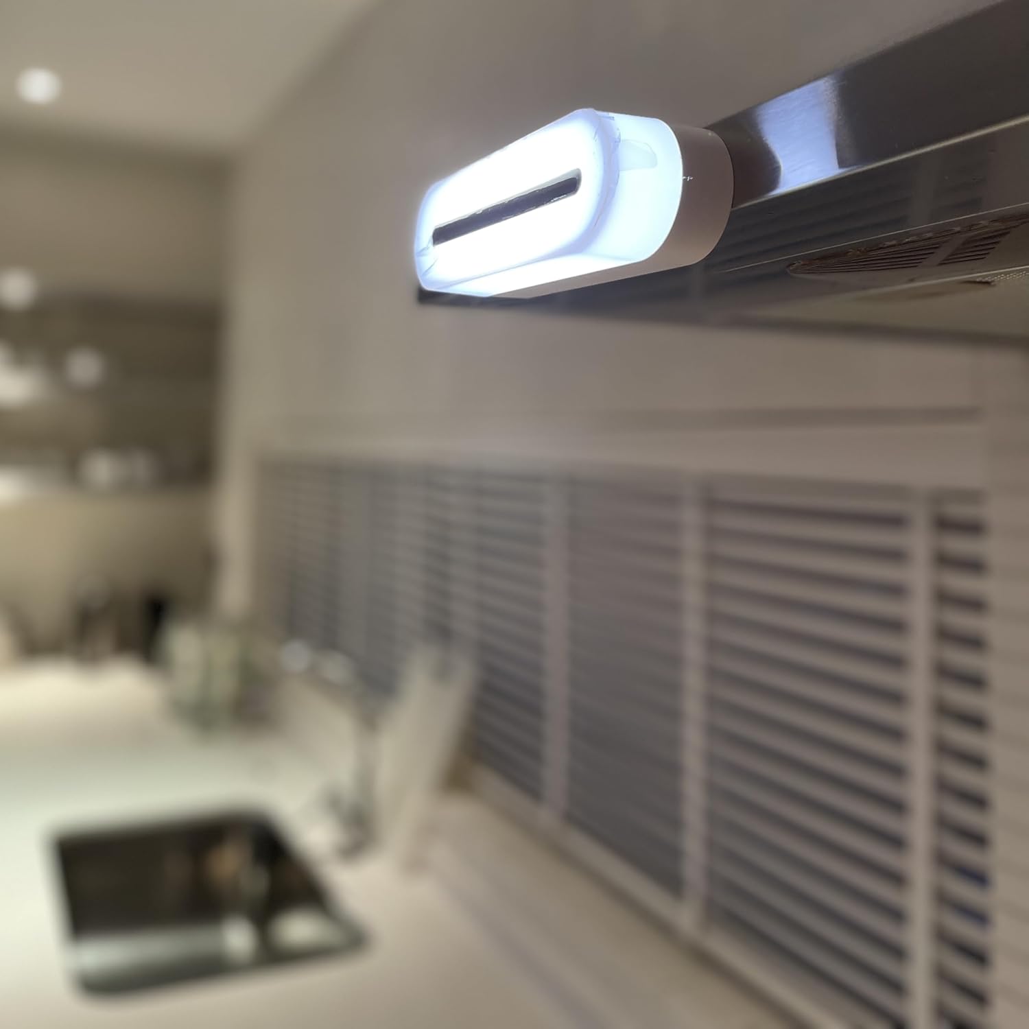 Πολυλειτουργική Βάση Φόρτισης με Αποσπώμενο Μαγνητικό LED και Λειτουργία Απολύμανσης Μικρών Αντικειμένων Πολυλειτουργική Βάση Φόρτισης με Αποσπώμενο Μαγνητικό LED και Λειτουργία Απολύμανσης Μικρών Αντικειμένων