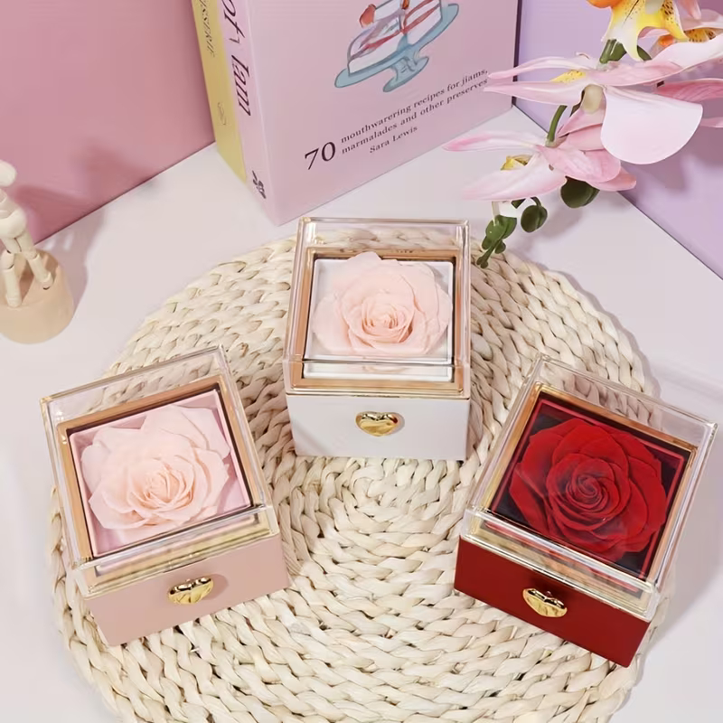 Πολυτελές Κουτί Δώρου με Τριαντάφυλλο και Περιστρεφόμενη Θέση για Κόσμημα Πολυτελές Κουτί Δώρου με Τριαντάφυλλο και Περιστρεφόμενη Θέση για Κόσμημα