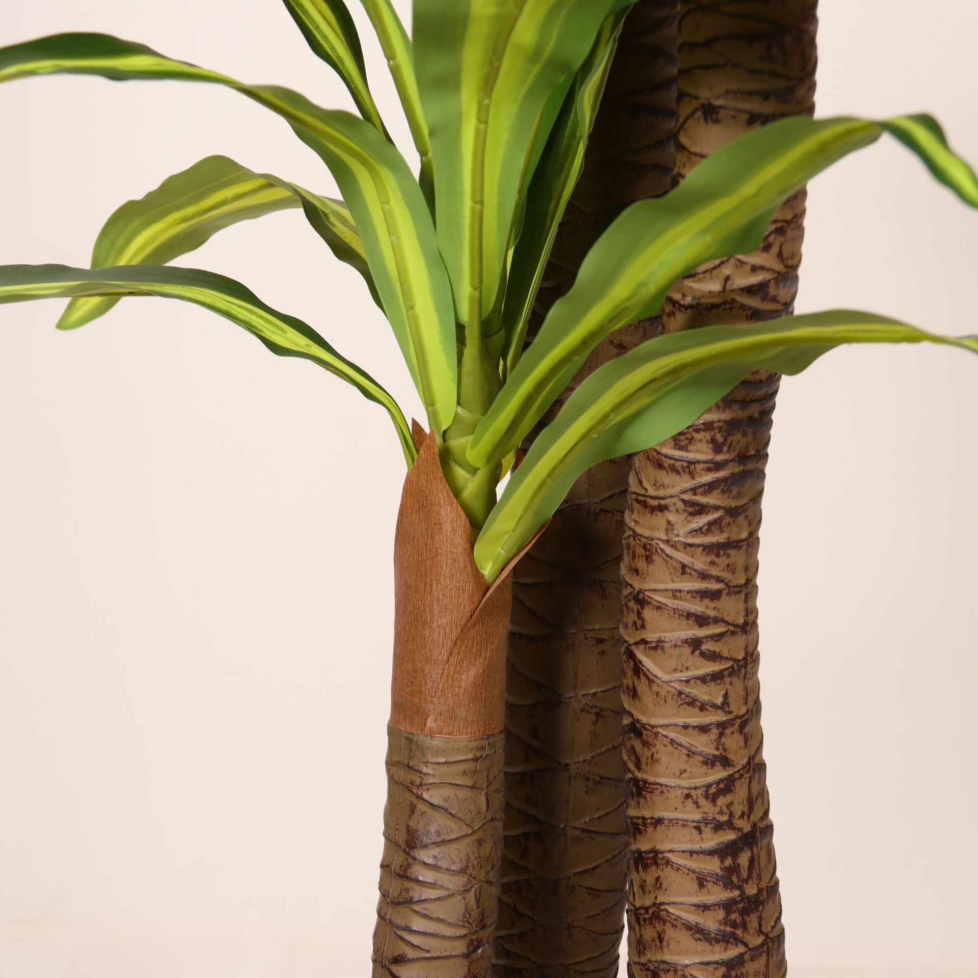 Τεχνητό Διακοσμητικό Δέντρο 190cm με Τριπλό Κορμό και Φύλλωμα Ρεαλιστικής Υφής Τεχνητό Διακοσμητικό Δέντρο 190cm με Τριπλό Κορμό και Φύλλωμα Ρεαλιστικής Υφής