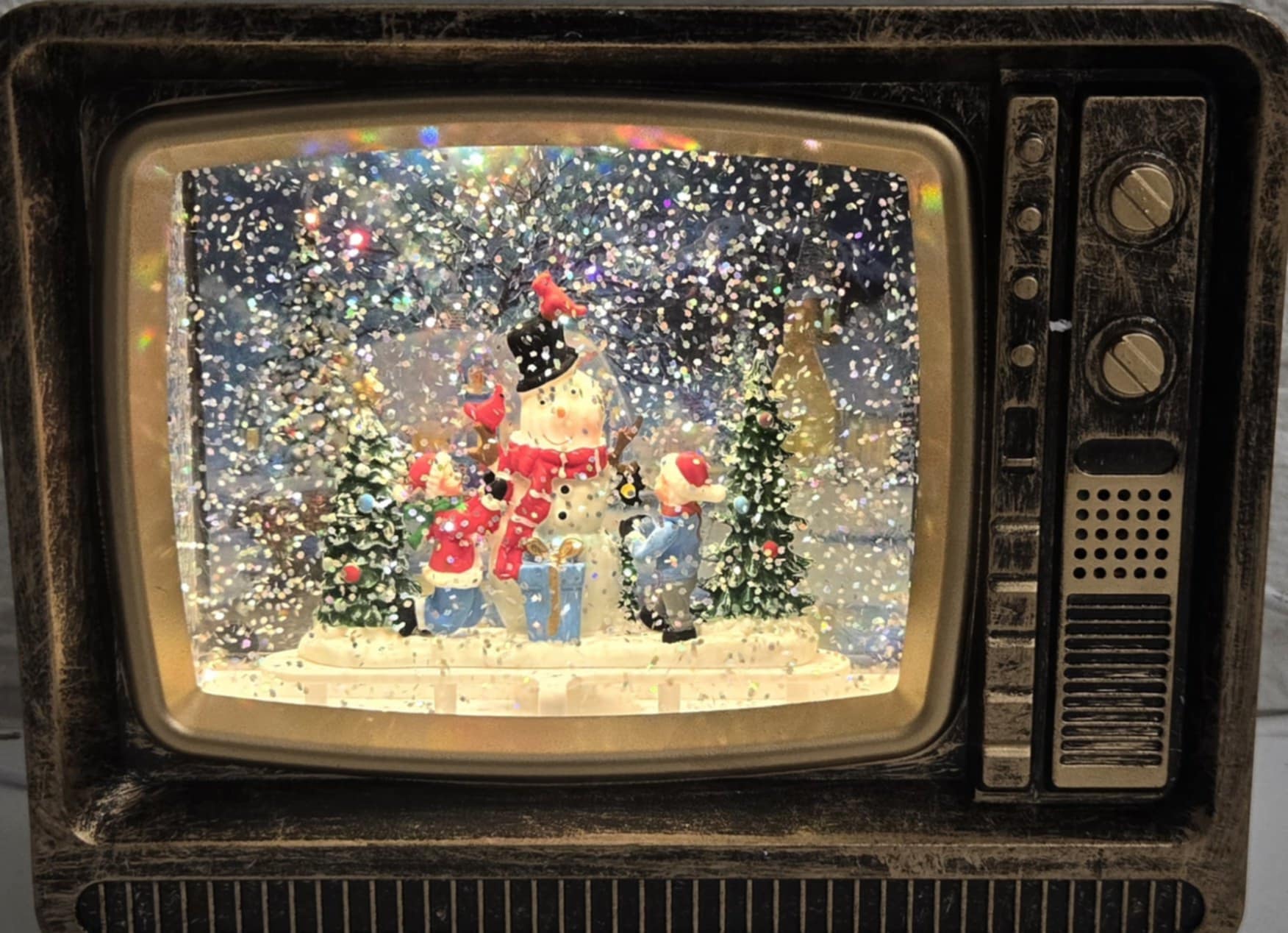 Retro Χριστουγεννιάτικη Διακοσμητική Τηλεόραση με Φωτισμό , Μουσική και Glitter-Eφέ Χιονιού Home Theory Retro Χριστουγεννιάτικη Διακοσμητική Τηλεόραση με Φωτισμό , Μουσική και Glitter-Eφέ Χιονιού Home Theory