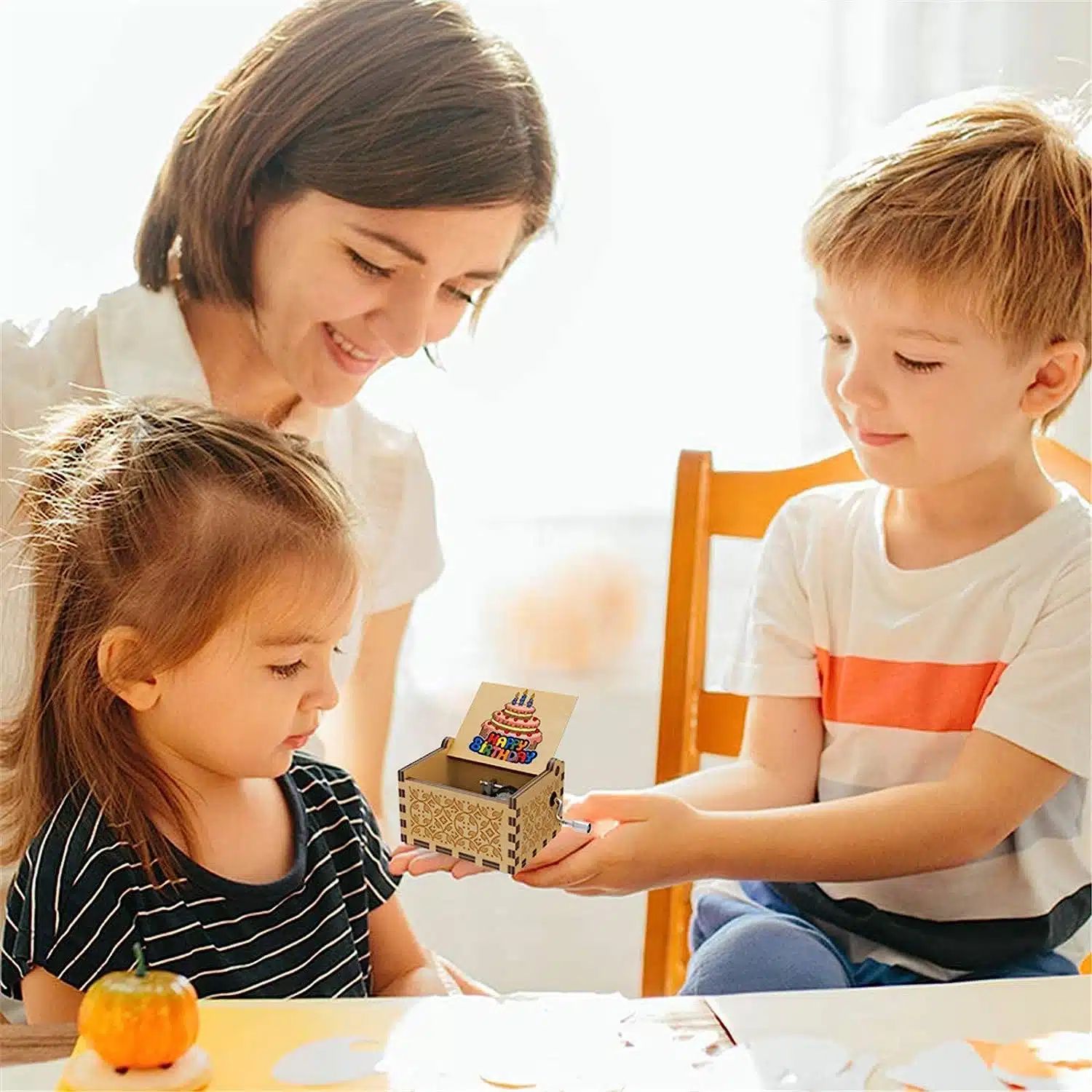 Ρετρό Ξύλινο Χειροκίνητο Μουσικό Κουτί – Happy Birthday Ρετρό Ξύλινο Χειροκίνητο Μουσικό Κουτί – Happy Birthday