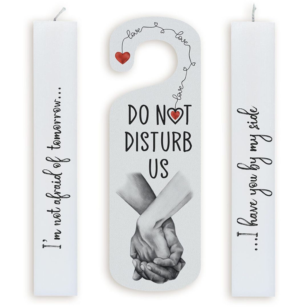Σετ Πασχαλινές Λαμπάδες για Ζευγάρι με Εκτύπωση ΄΄Do not Disturb Us΄΄ με Ξύλινο Καδράκι Πόρτας Σετ Πασχαλινές Λαμπάδες για Ζευγάρι με Εκτύπωση ΄΄Do not Disturb Us΄΄ με Ξύλινο Καδράκι Πόρτας