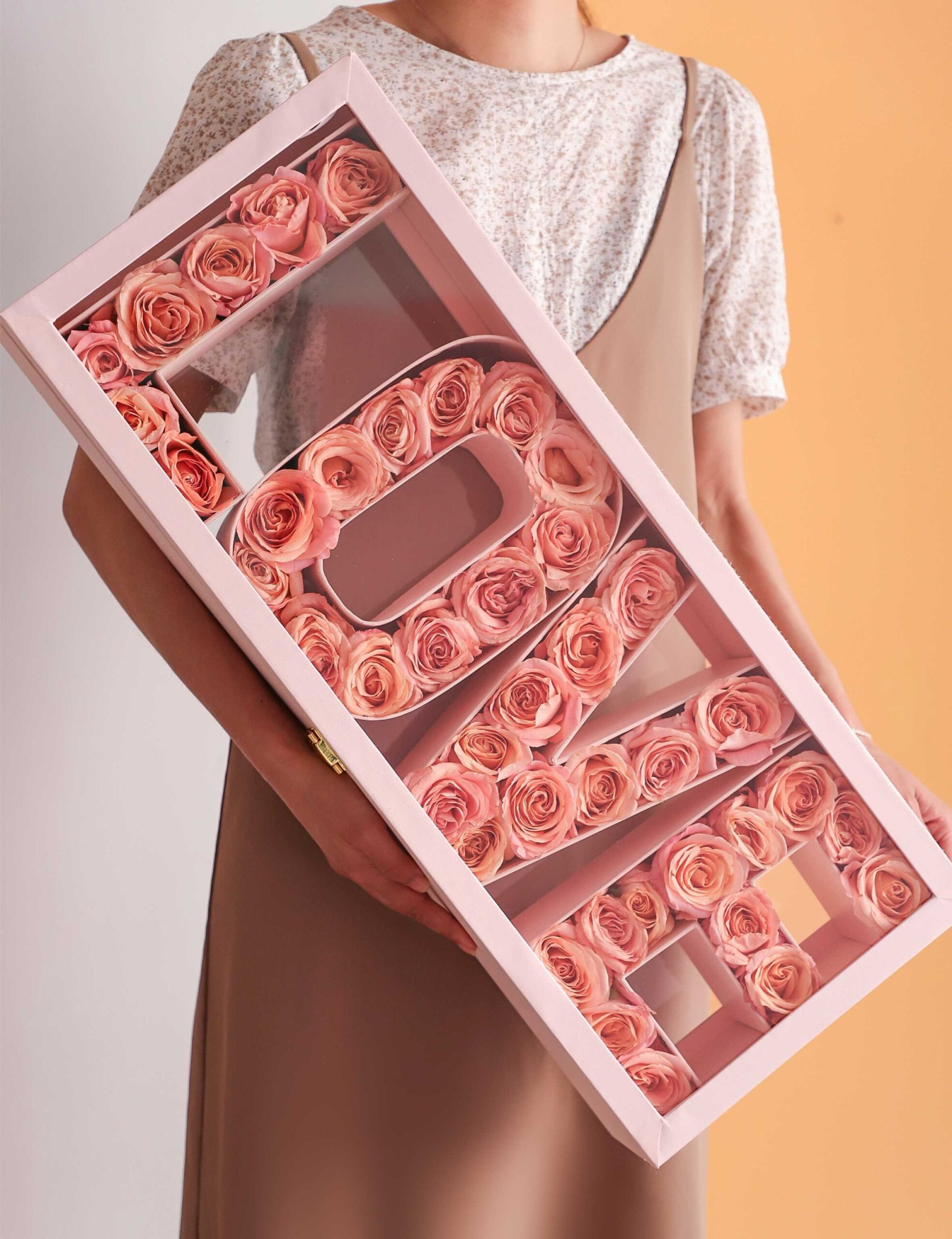 Βαλιτσάκι Δώρου με Ροζ Τεχνητά Τριαντάφυλλα - LOVE Portable Gift Box - 65,5x27cm Βαλιτσάκι Δώρου με Ροζ Τεχνητά Τριαντάφυλλα - LOVE Portable Gift Box - 65,5x27cm