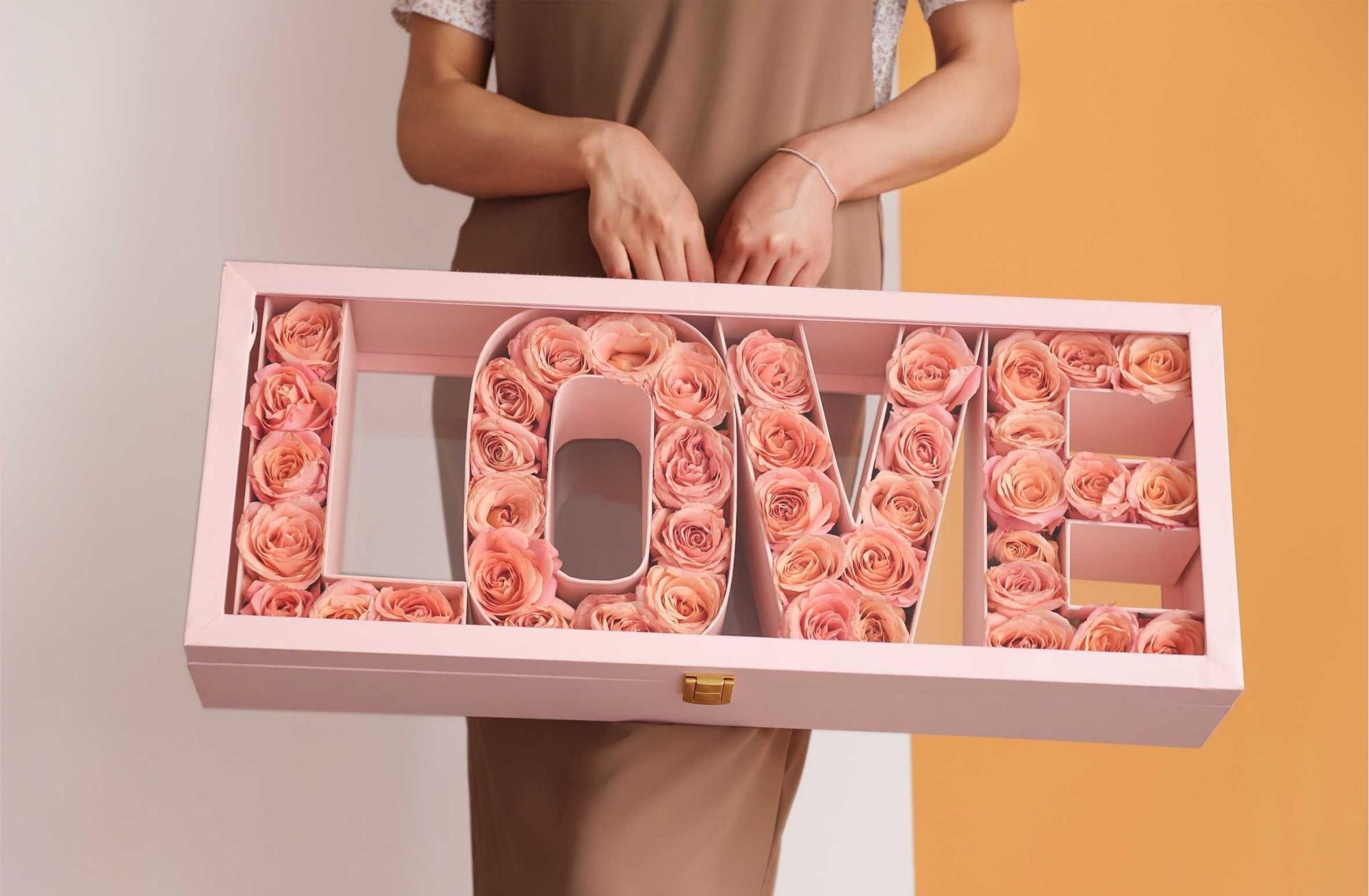 Βαλιτσάκι Δώρου με Ροζ Τεχνητά Τριαντάφυλλα - LOVE Portable Gift Box - 65,5x27cm Βαλιτσάκι Δώρου με Ροζ Τεχνητά Τριαντάφυλλα - LOVE Portable Gift Box - 65,5x27cm