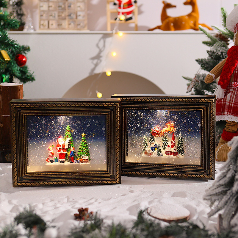 Χριστουγεννιάτικη Διακοσμητική Μουσική Κορνίζα Φωτιζόμενη με Εφέ Χιονιού 24.5 x 5 x 19.5cm Χριστουγεννιάτικη Διακοσμητική Μουσική Κορνίζα Φωτιζόμενη με Εφέ Χιονιού 24.5 x 5 x 19.5cm