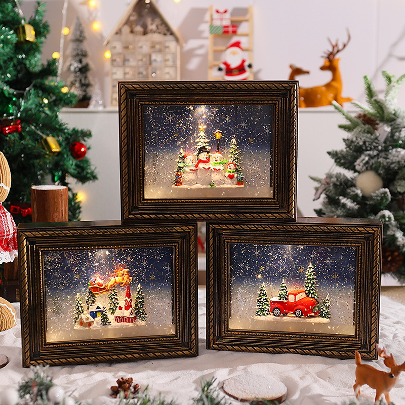 Χριστουγεννιάτικη Διακοσμητική Μουσική Κορνίζα Φωτιζόμενη με Εφέ Χιονιού 24.5 x 5 x 19.5cm Χριστουγεννιάτικη Διακοσμητική Μουσική Κορνίζα Φωτιζόμενη με Εφέ Χιονιού 24.5 x 5 x 19.5cm