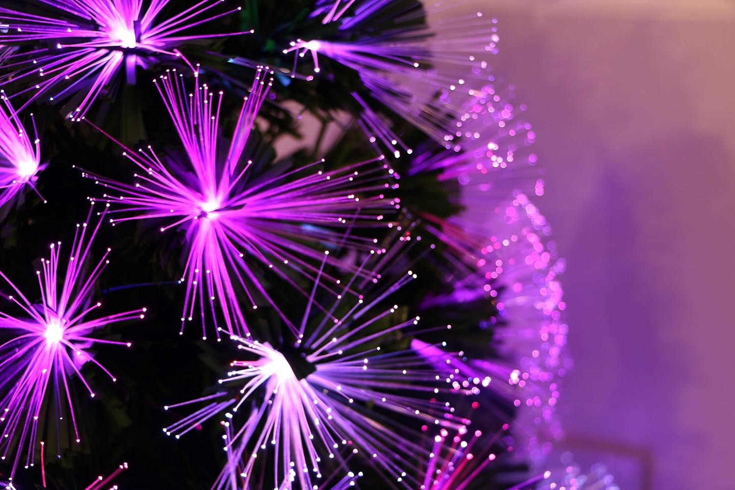 Χριστουγεννιάτικο Δέντρο Οπτικής Ίνας 180cm με Πολύχρωμο Φωτισμό & Μεταλλική Βάση Χριστουγεννιάτικο Δέντρο Οπτικής Ίνας 180cm με Πολύχρωμο Φωτισμό & Μεταλλική Βάση