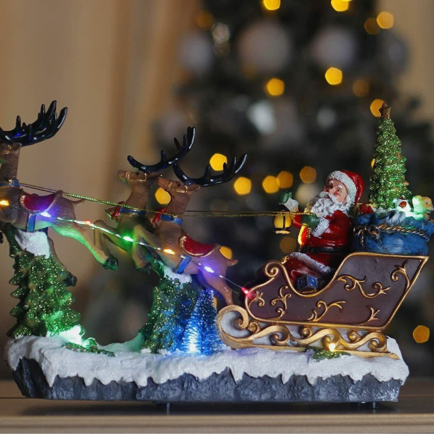 Χριστουγεννιάτικο Έλκηθρο με Άγιο Βασίλη LED και Μουσική – Διακοσμητική Σκηνή με Ελάφια και Δέντρο Χριστουγεννιάτικο Έλκηθρο με Άγιο Βασίλη LED και Μουσική – Διακοσμητική Σκηνή με Ελάφια και Δέντρο